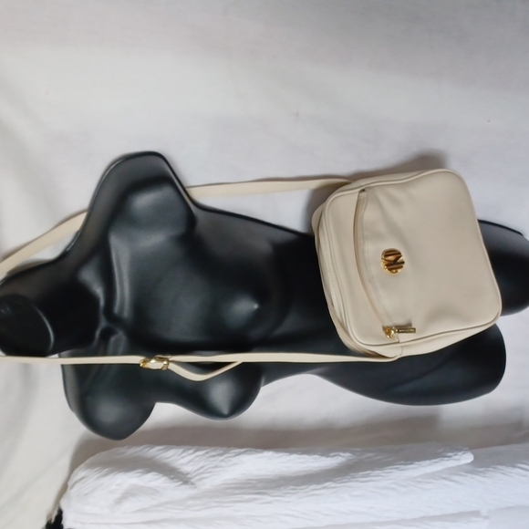 Vintage Anne Klein II purse, cream, leather, 8"x8"x3" - Picture 2 of 7